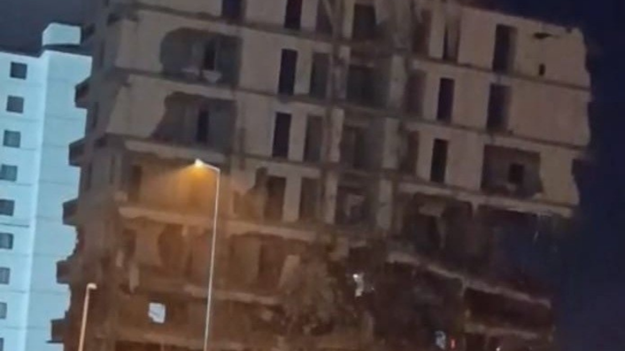 Ağır hasarlı bina göz açıp kapayana dek yıkıldı Ağır hasarlı bina göz açıp kapayana dek yıkıldı