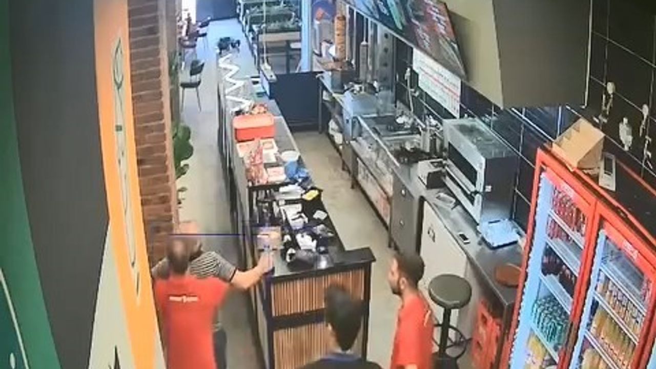Döner ustasının manevrası müşterisinin hayatını kurtardı Döner ustasının manevrası müşterisinin hayatını kurtardı