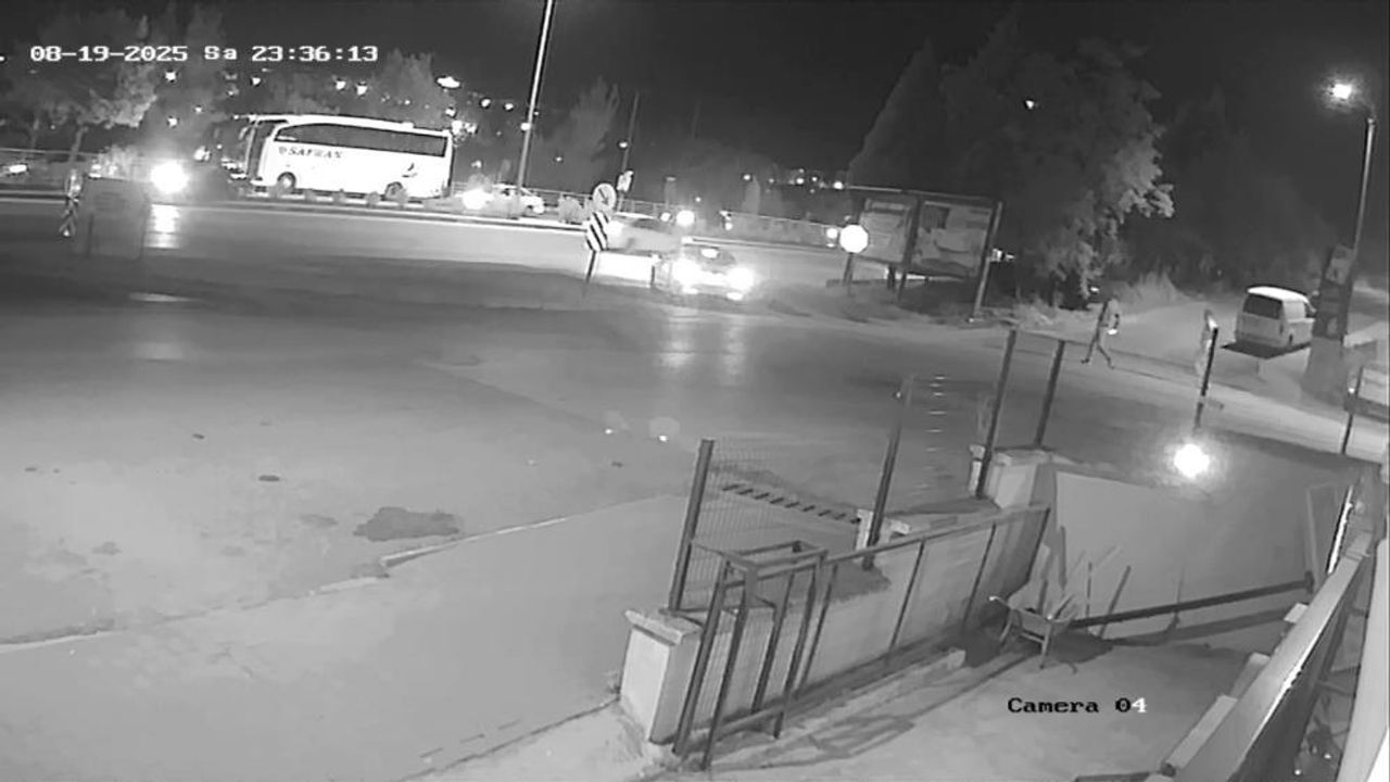 Karabük’te yol kenarında yolcu almak için duran otobüse otomobil çarptı Karabük’te yol kenarında yolcu almak için duran otobüse otomobil çarptı