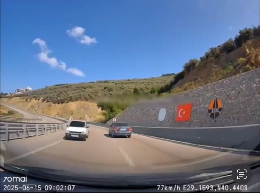 Otobanda ters yönde son sürat ilerledi: Kaza böyle teğet geçti! Otobanda ters yönde son sürat ilerledi: Kaza böyle teğet geçti!