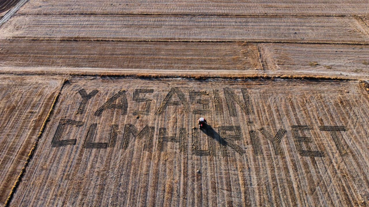 Antalyalı çiftçi tarlasına "Yaşasın Cumhuriyet" yazdı