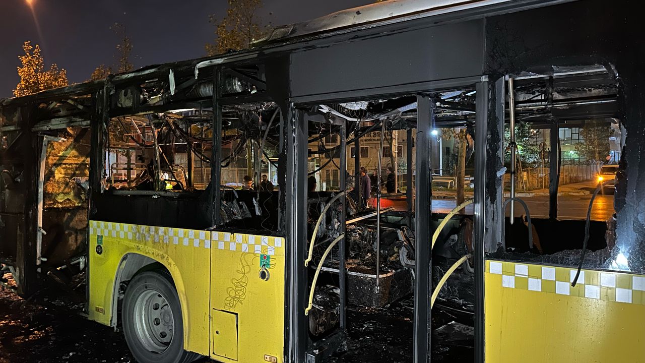 Başakşehir'de İETT otobüsü alev alev yandı  