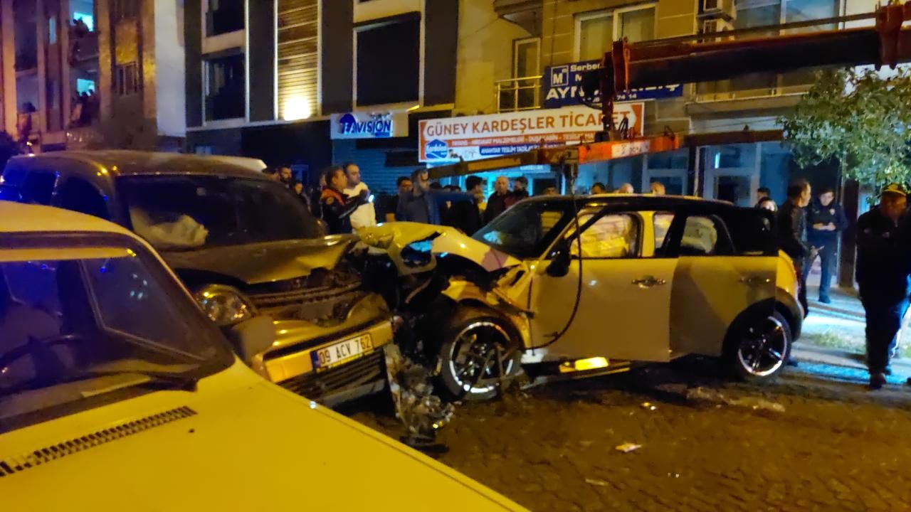 Aydın'da iki otomobil çarpıştı: 1'i polis 3 yaralı