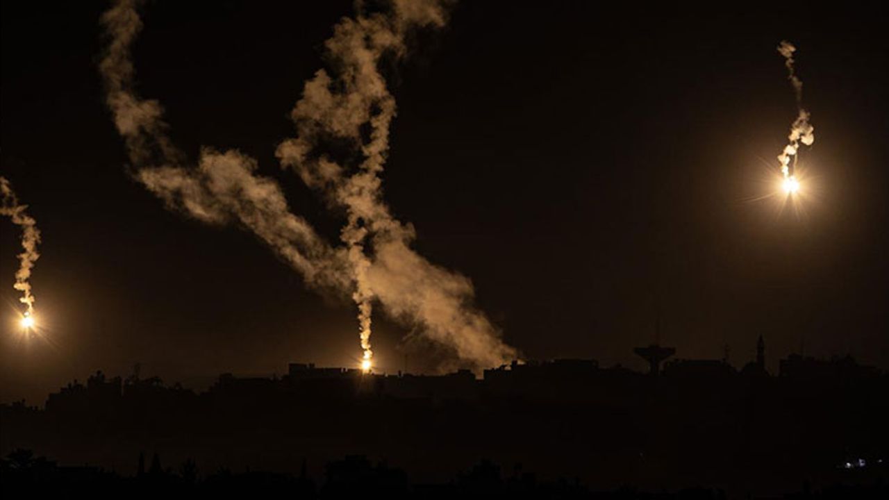 İsrail ordusu gece boyunca Gazze'ye bomba yağdırdı