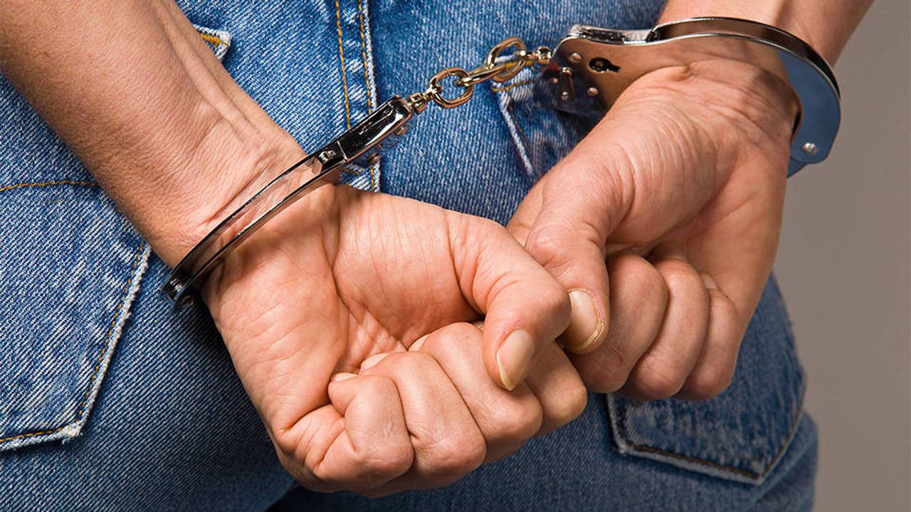 İzmir'de çeşitli suçlardan aranan 183 şüpheli gözaltına alındı