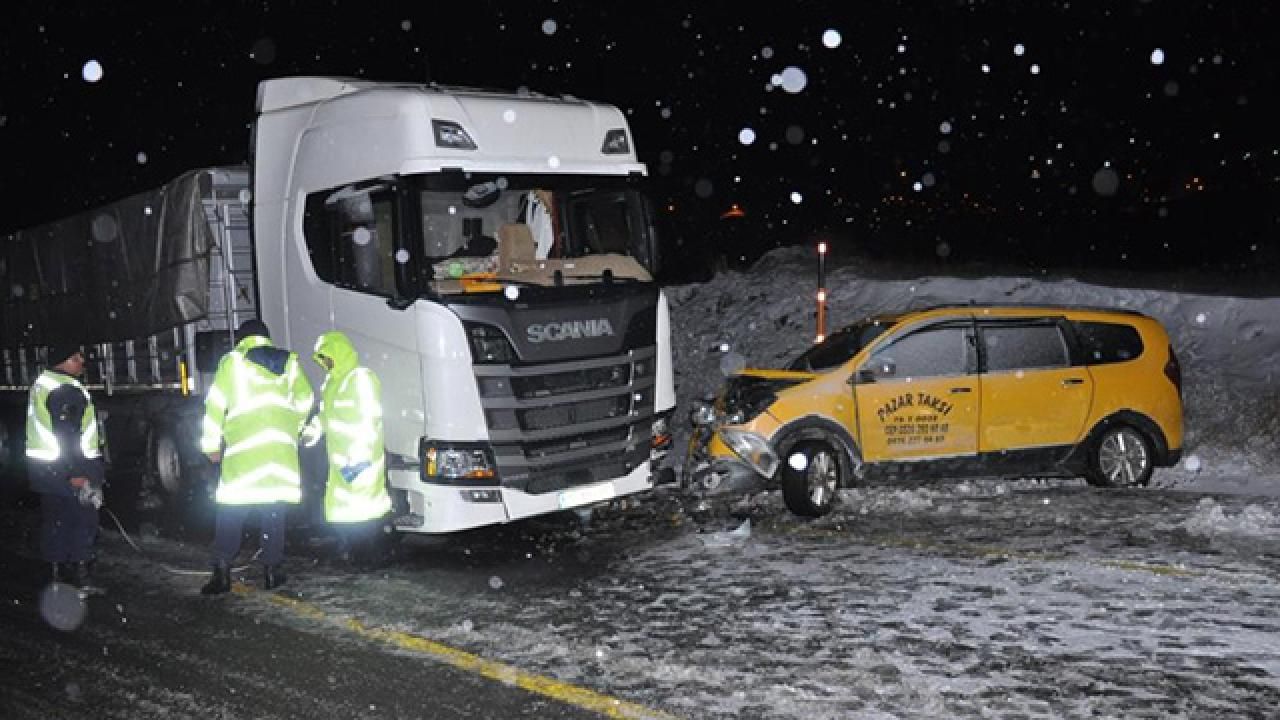Kars'ta kar yağışı kazaya neden oldu: 1 ölü, 3 yaralı