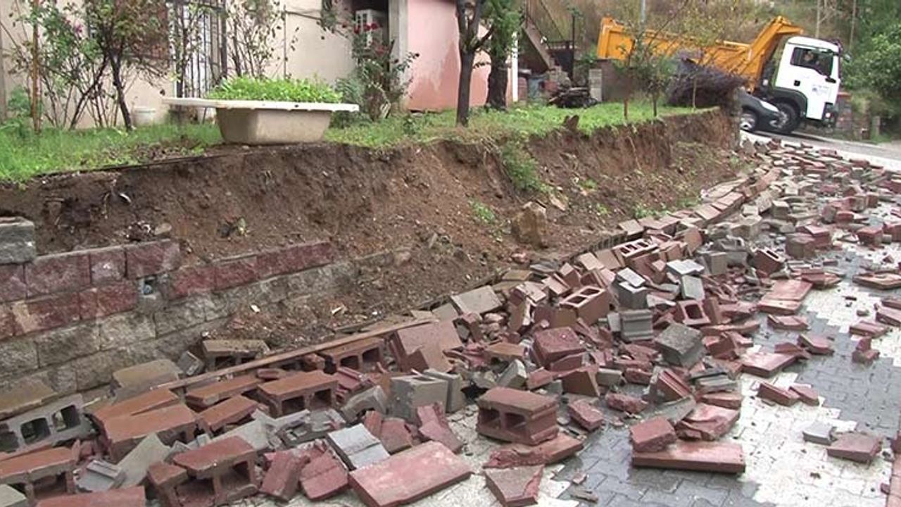 Sağanak yağış sonrası Üsküdar’da bahçe duvarı çöktü