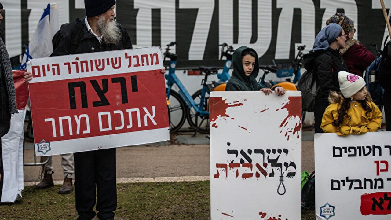 İsrail Meclisi önünde Gazze katliamı protestosu