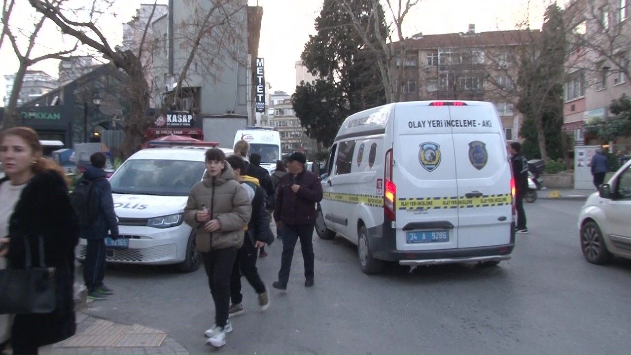Marmaray'da bir kişi raylara atlayarak intihar etti  