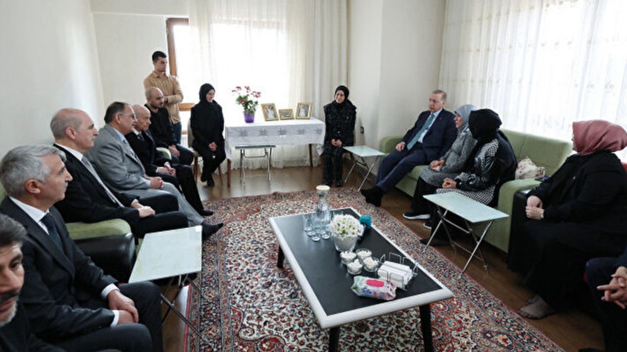 Depremzede aileye ziyaret: Cumhurbaşkanı Erdoğan'a, Bahçeli eşlik etti