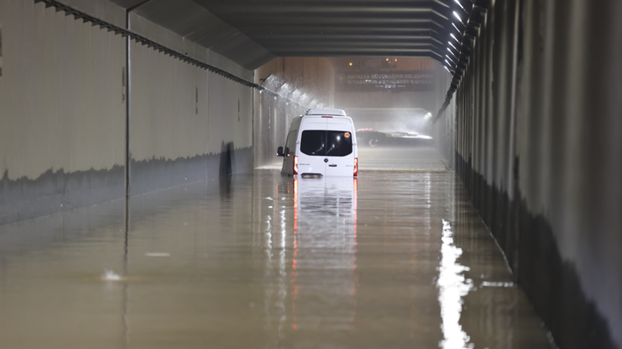 Antalya’da felakete uyandı: Kepez’e 280 kilogram yağış düştü