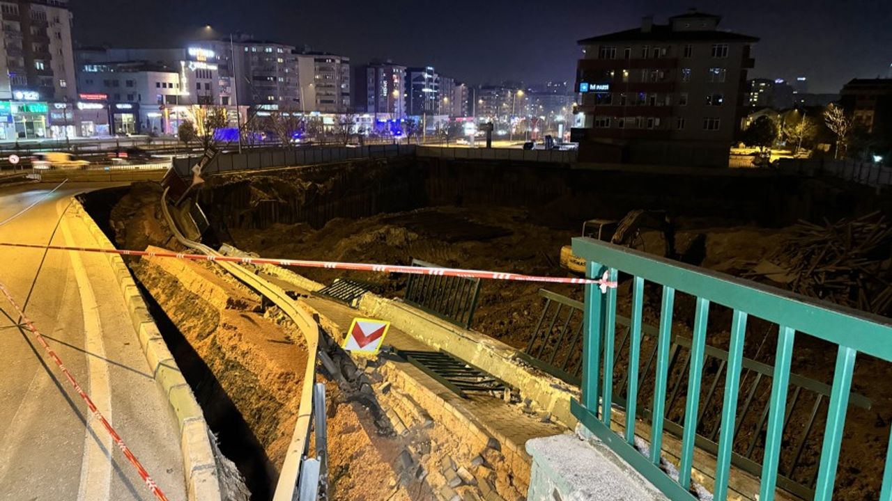 Bursa'da inşaatta göçük: Yol trafiğe kapatıldı