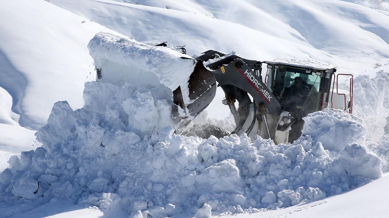 Bitlis'te günlük 200 kamyon kar şehrin dışına taşınıyor