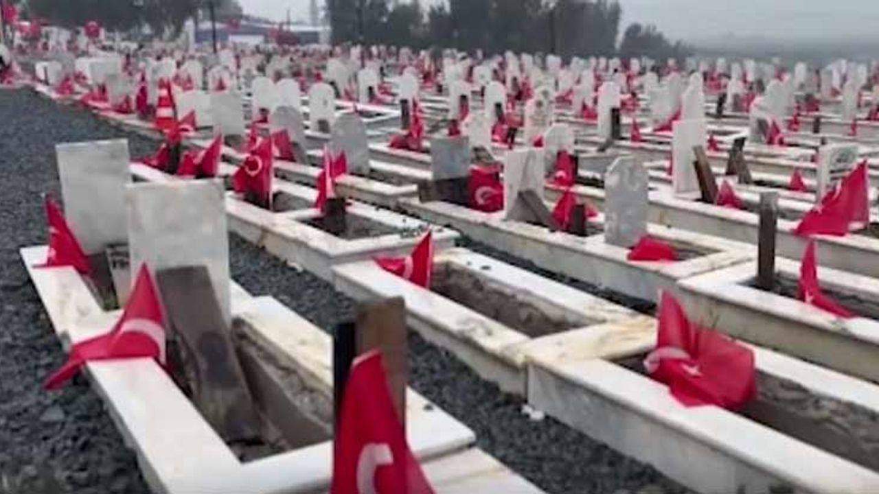 Hatay’da deprem mezarlığı bayraklarla donatıldı