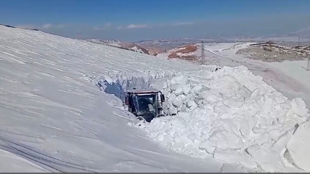 Hakkari'de 5 metrelik kar: İş makinesi kayboldu