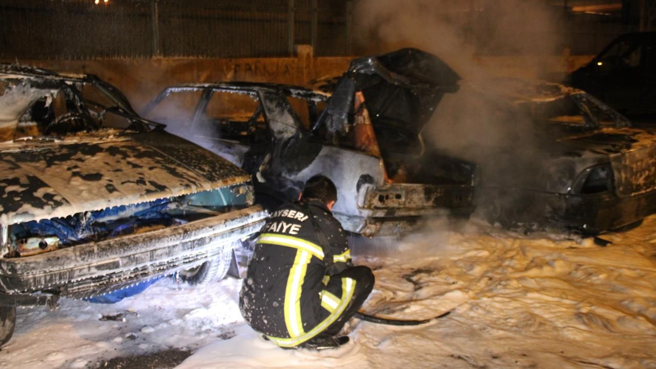 Kayseri'de park halindeki 3 araç yandı
