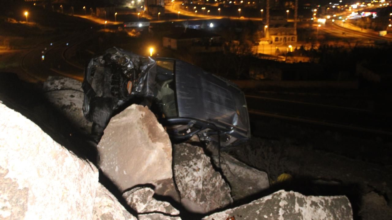 Kayseri'de uçurumdan yuvarlanan araç kayalıklarda asılı kaldı