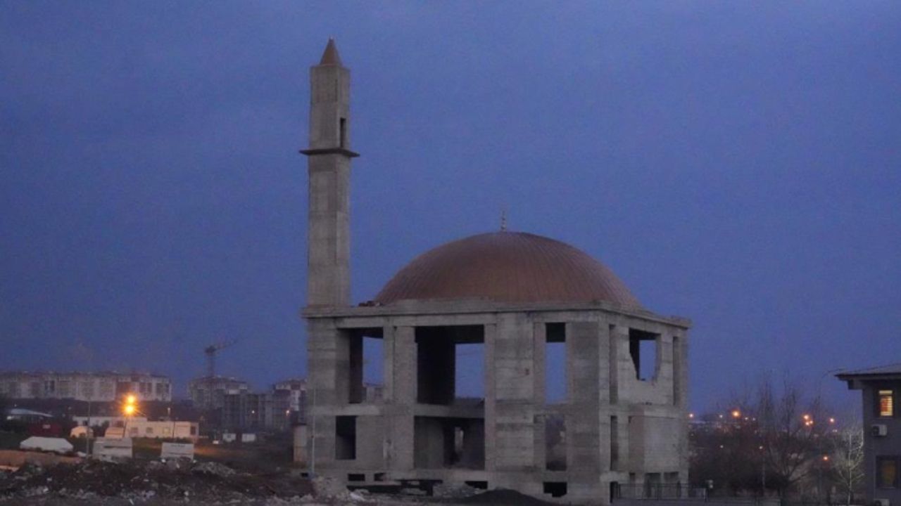 Nurdağı'nda depremde yıkılan bir mahallede bir tek cami ayakta kaldı