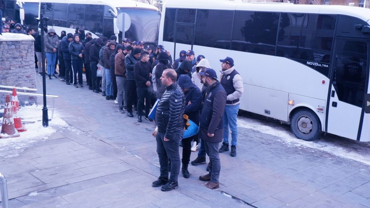 Polisten Erzurum merkezli 20 ilde 'Sibergöz-20' operasyonu