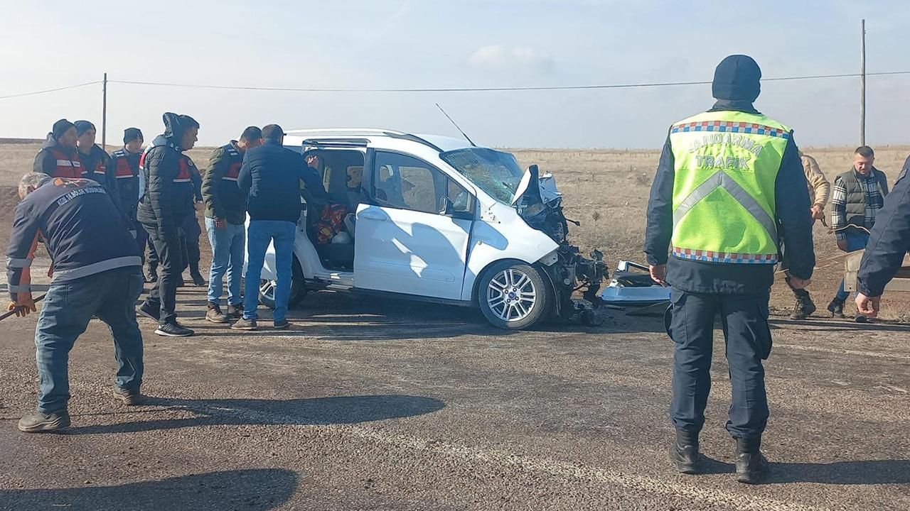 Sivas'ta iki ticari araç çarpıştı: 1 ölü, 1 yaralı