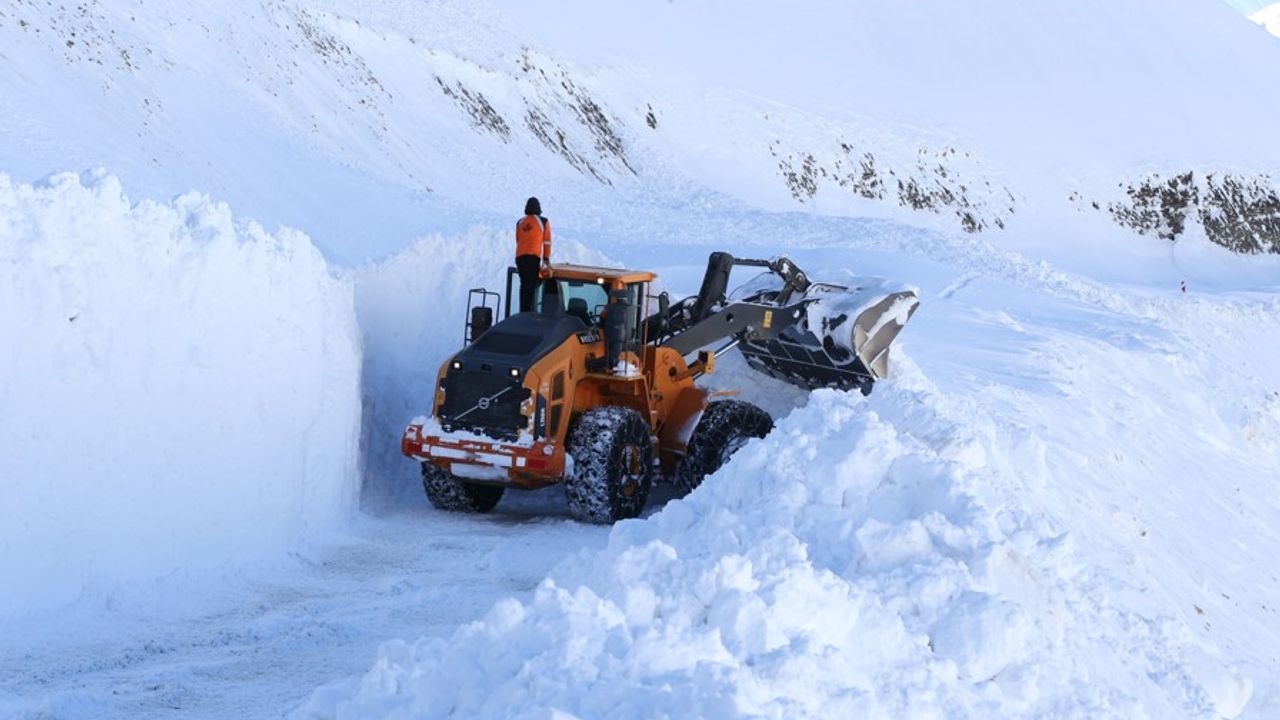 Van'da kar yağışı 199 yolu ulaşıma kapattı