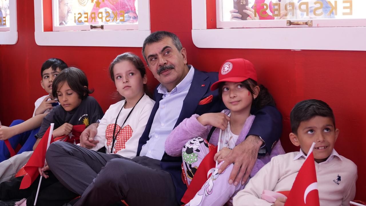 Bakan Tekin, Meclis'teki 23 Nisan etkinlik alanlarını gezdi