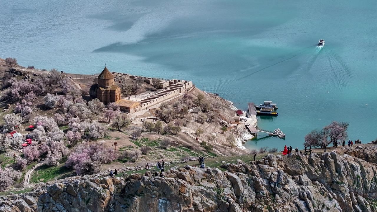 Badem çiçekleriyle dans eden Akdamar Adası festivale hazırlanıyor