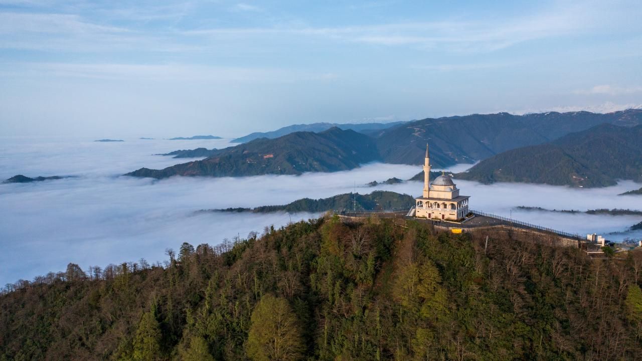 Kıble Dağı'nı sis bulutları kapladı
