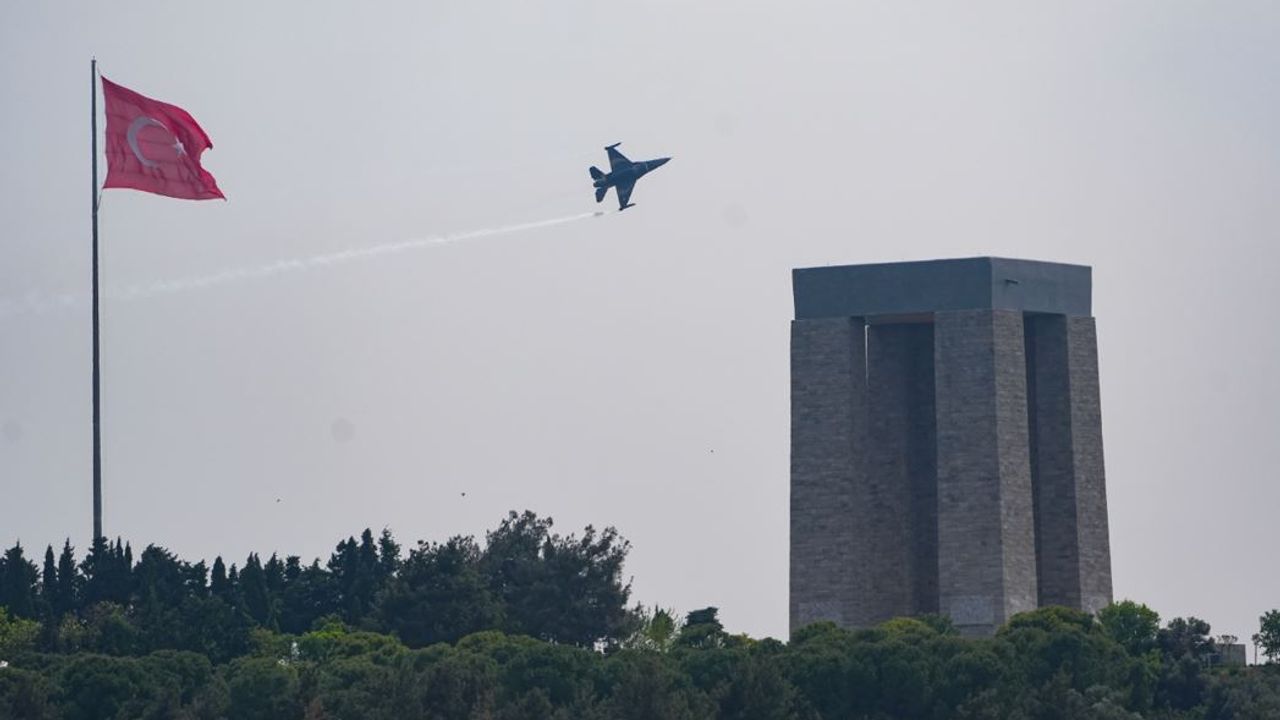 SOLOTÜRK, Şehitler Abidesi semalarında gösteri uçuşu yaptı