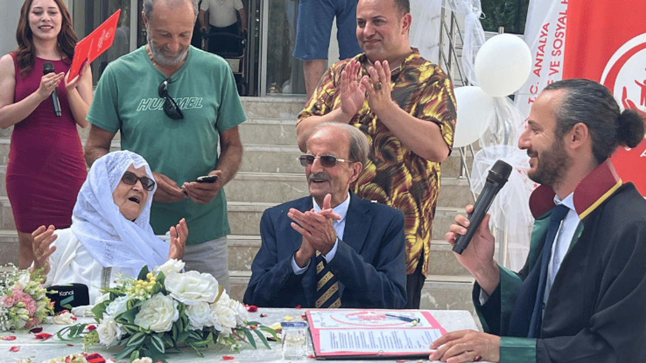 Depreme Direnen Aşk: Evliliklerin 70. yılında nikah tazelediler