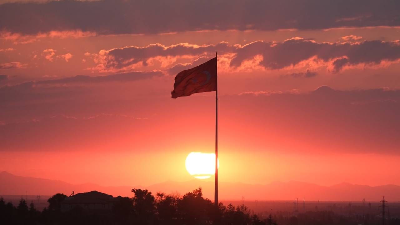 Karaman’da gün batımı Türk bayrağıyla bütünleşti