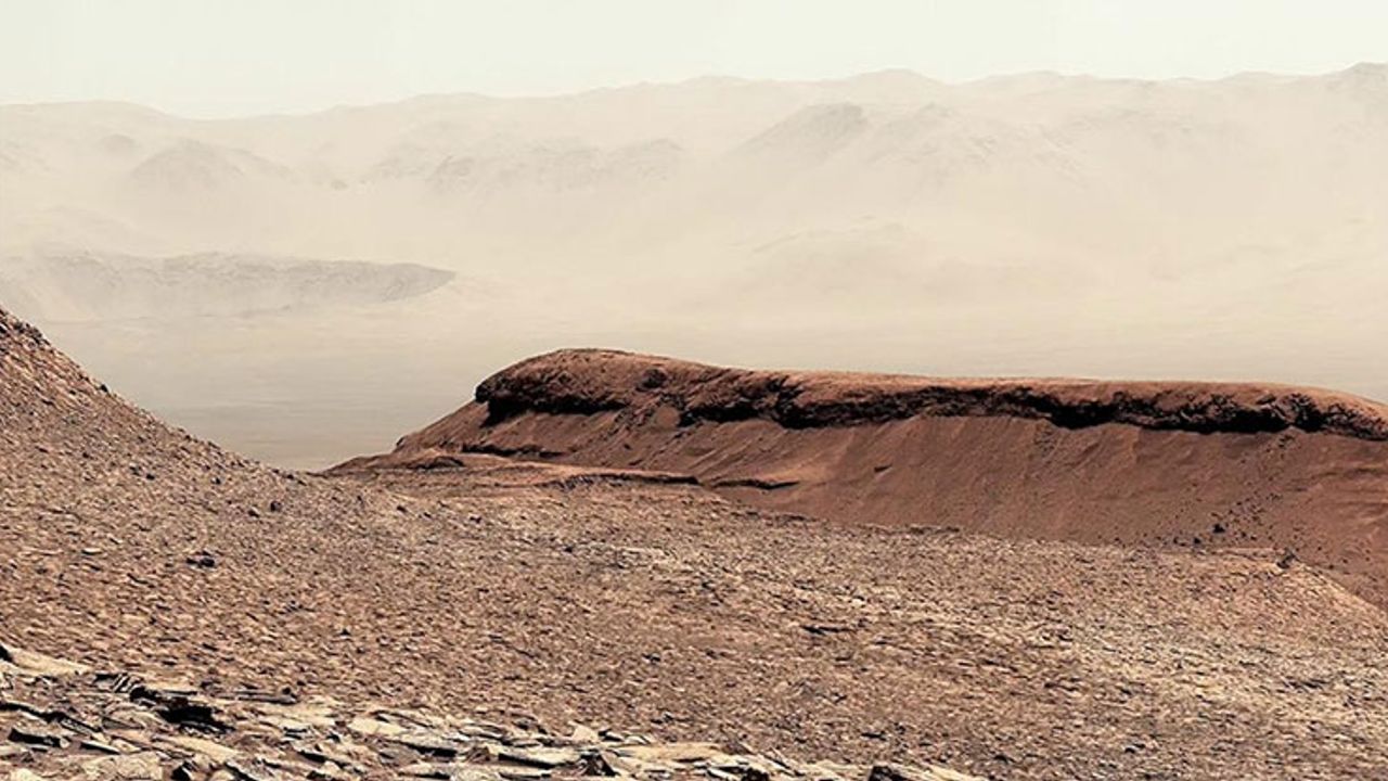 NASA'nın Mars'taki Curiosity Gezgini'nin Sharp Dağı'nda çektiği görüntü paylaşıldı