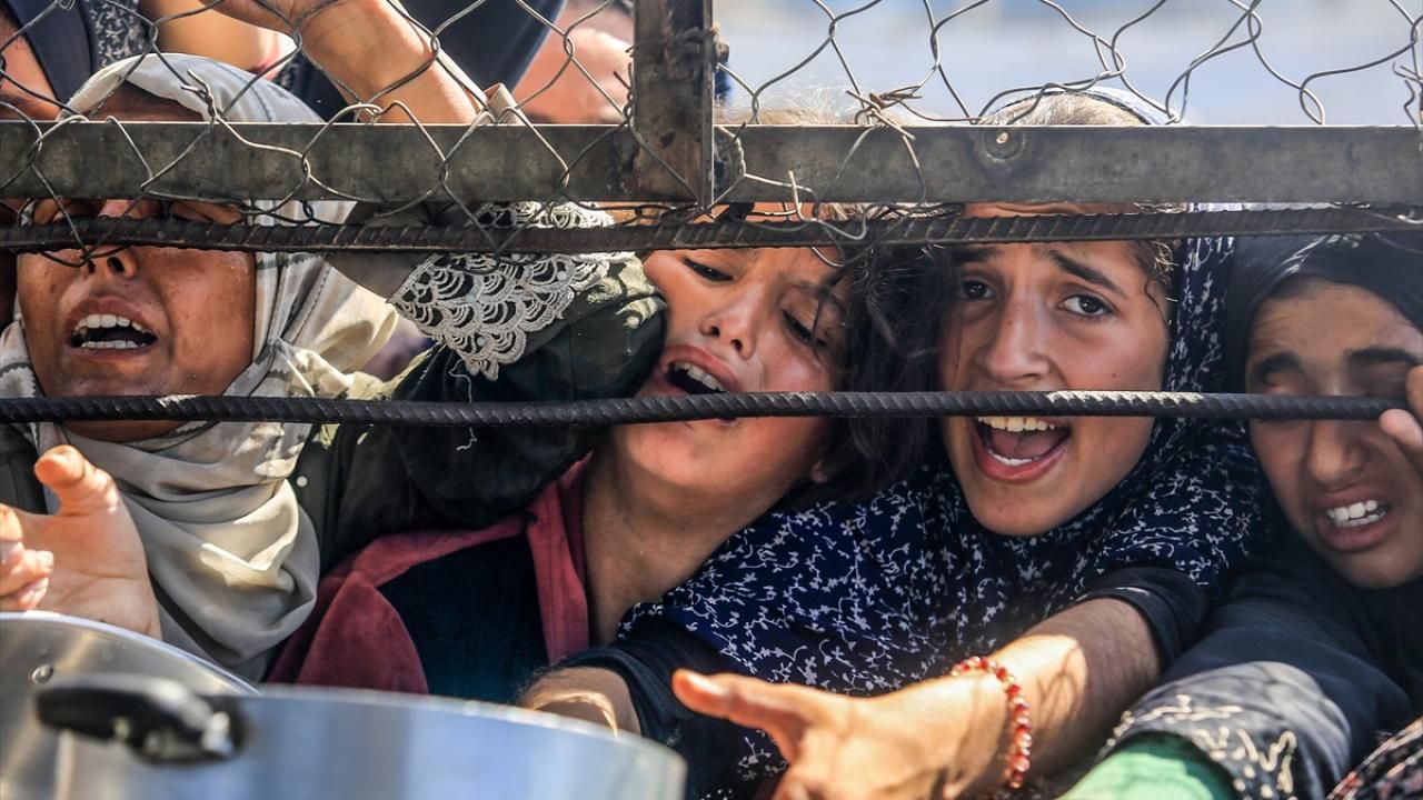 Gazze’de sıcak bir kap yemek için hayatta kalma savaşı