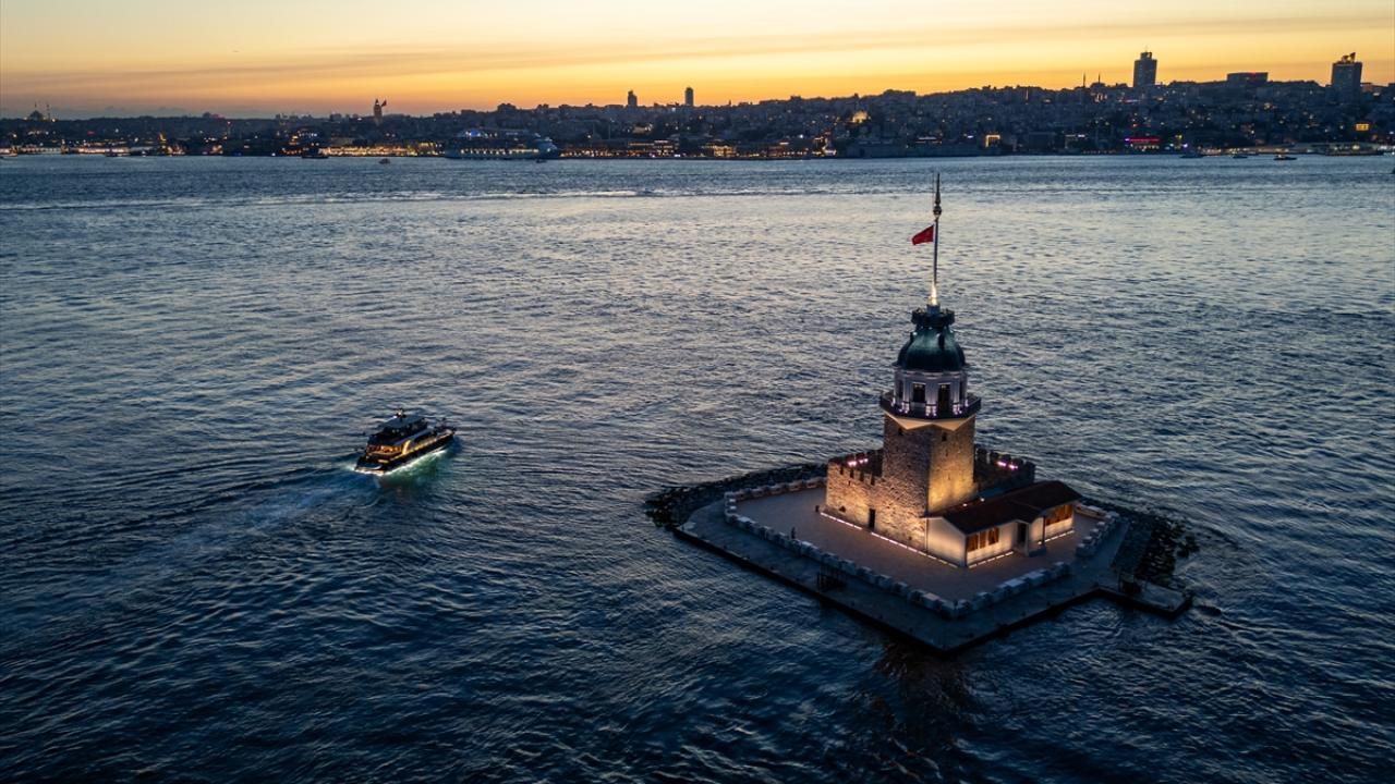 İstanbul Boğazı'nın incisi Kız Kulesi, havadan görüntülendi