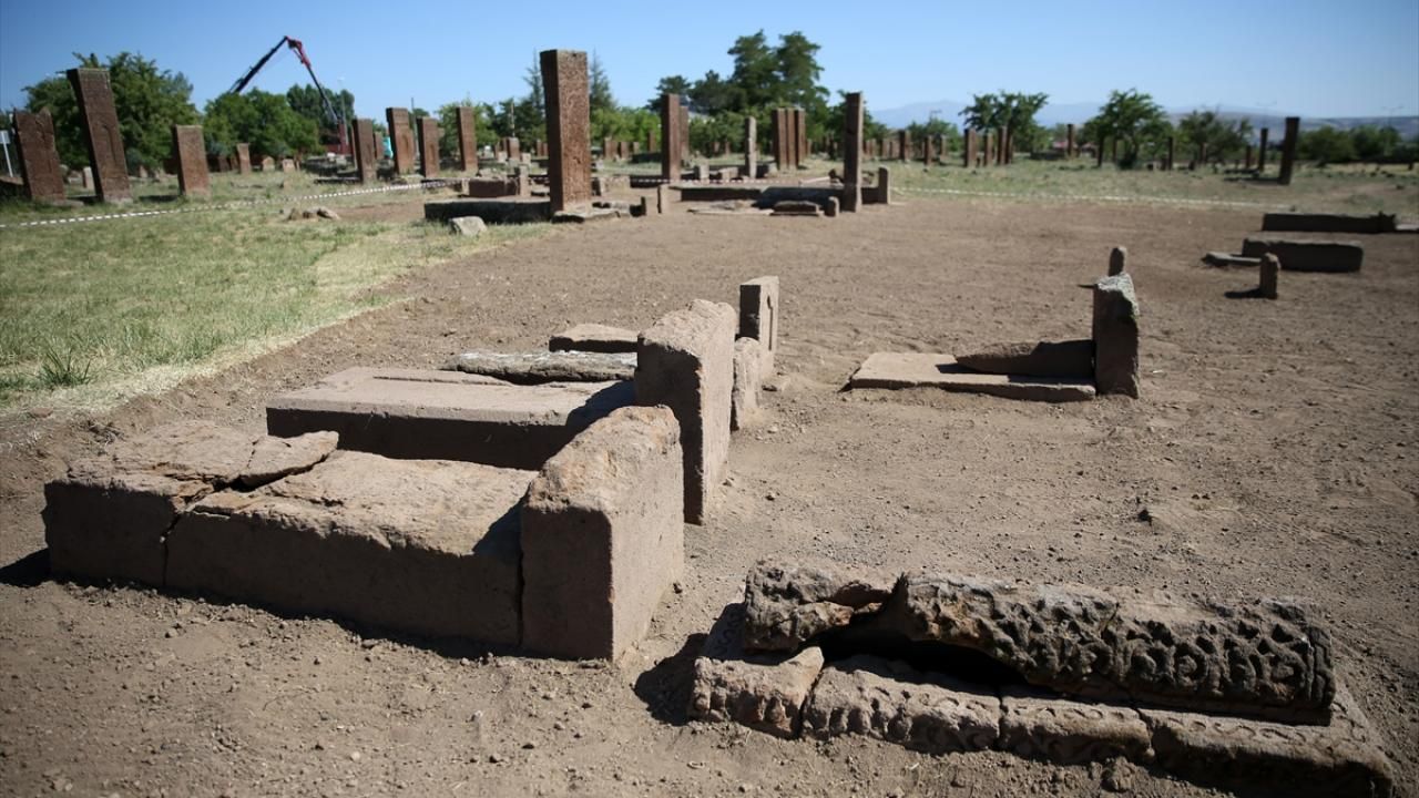 Bitlis’te Selçuklu dönemine ait 22 yeni mezar ortaya çıkarıldı