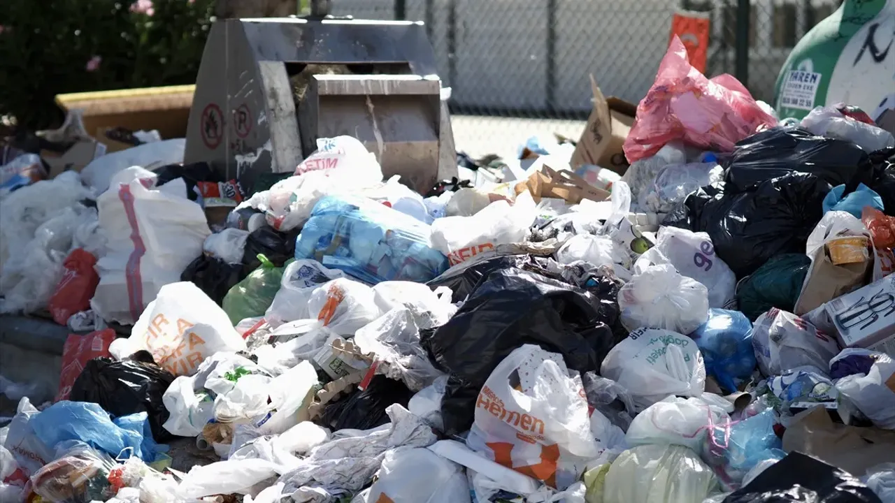İzmir yine çöplere teslim oldu