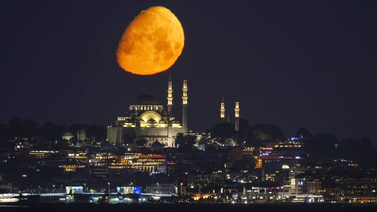 Süleymaniye Camisi üzerinde beliren Ay hayran bıraktı