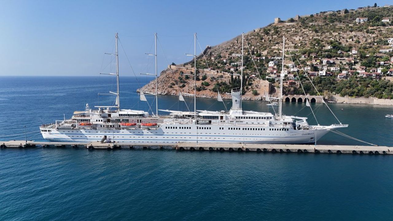 En büyük yelkenli yolcu gemilerinden "Club Med 2" Alanya Limanı'na demirledi  - Lider Haber