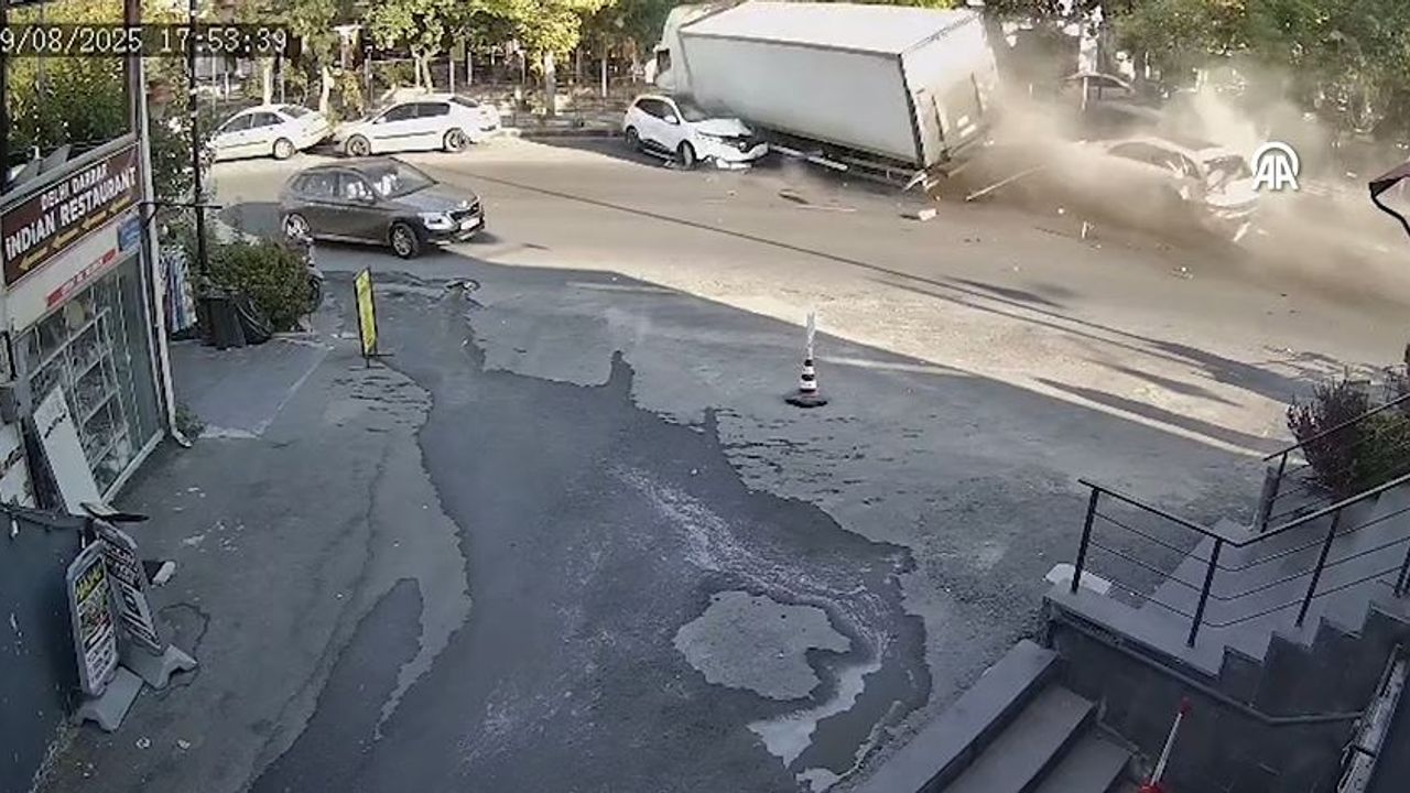 Nevşehir’de freni boşalan kamyon araçları biçti