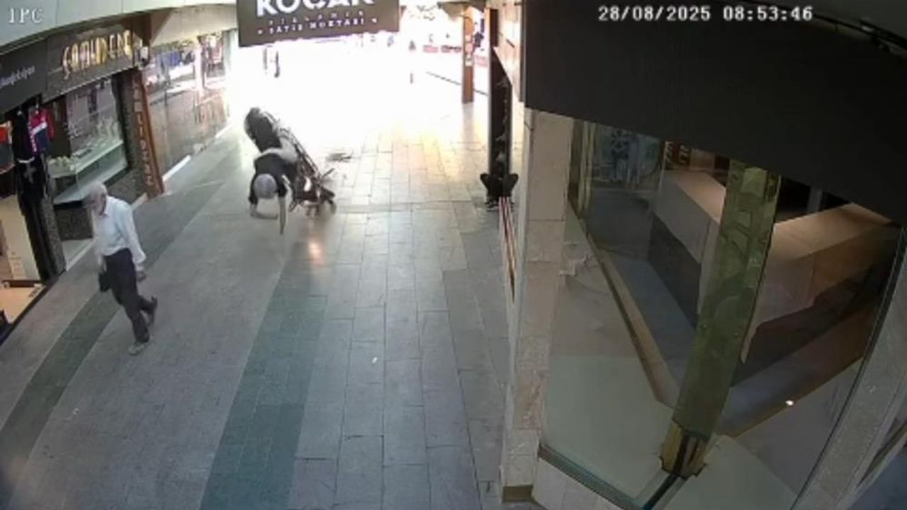 Rögara çarpan motosiklet sürücüsü havada takla attı