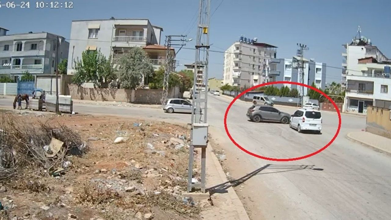 Sağdan sollama yapan sürücü hafif ticari araçla çarpıştı