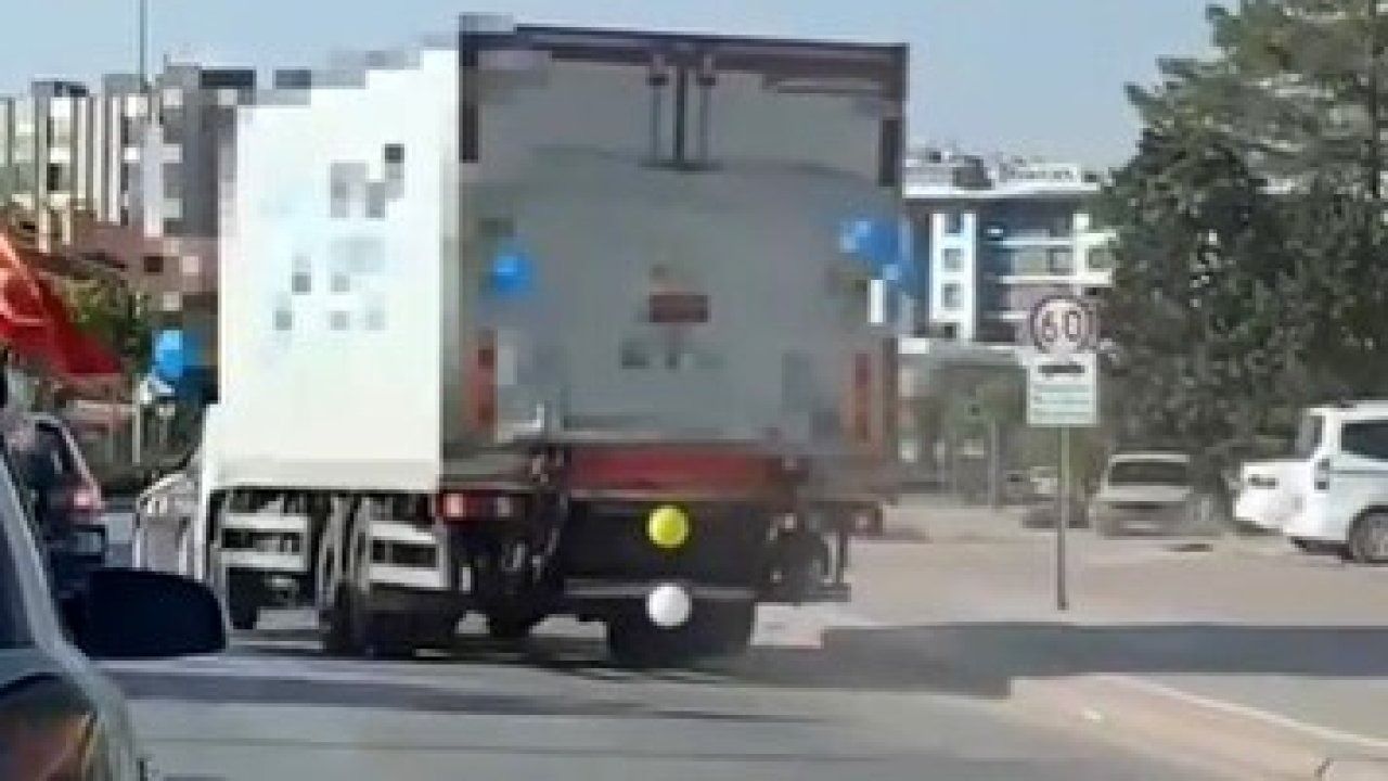 Balonla süslü kamyonun trafikte zikzak attı