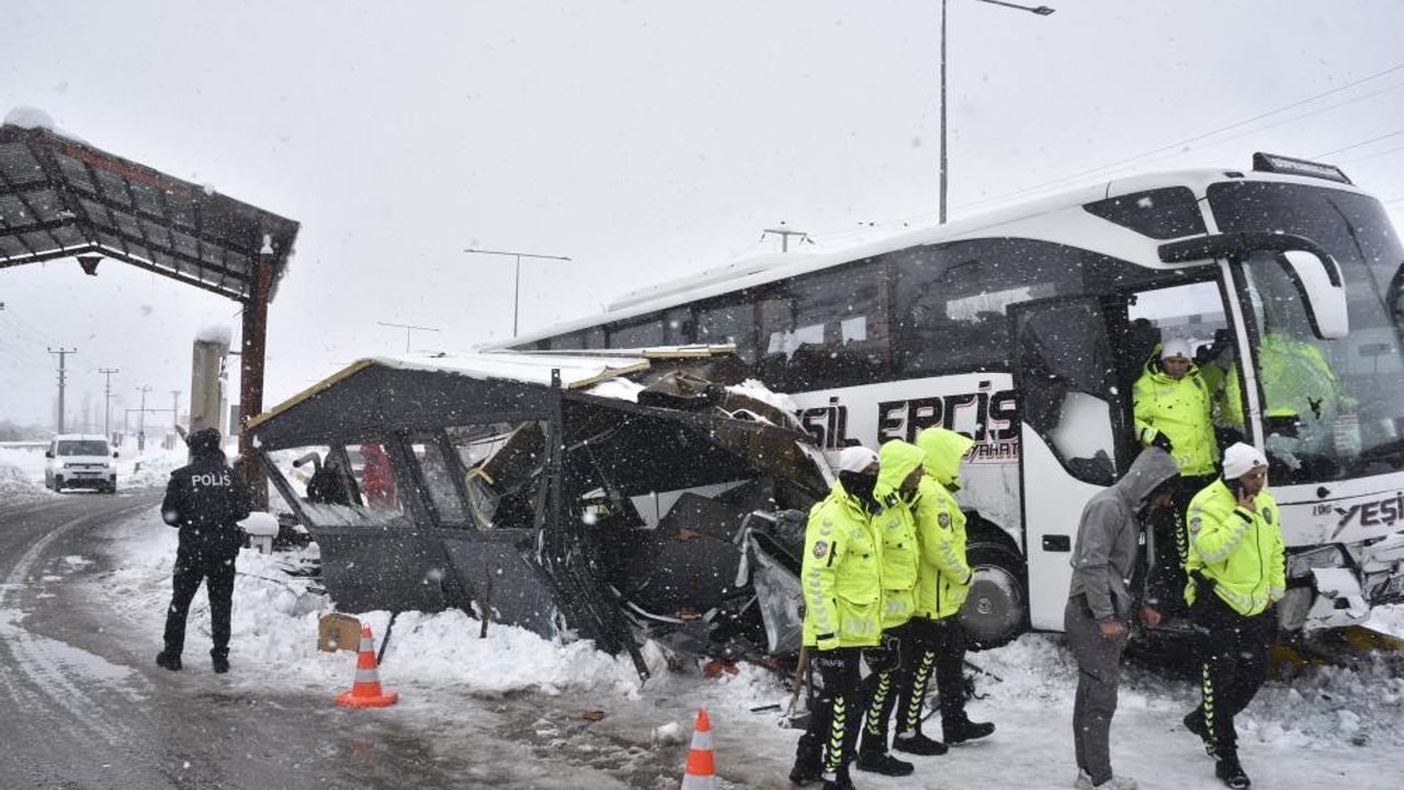 Yolcu otobüsü polis uygulama noktasına çarptı: 4 polis yaralandı