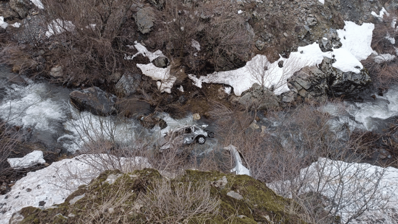 Bitlis'te bir araç uçurumdan dereye uçtu: 3 ölü, 5 yaralı