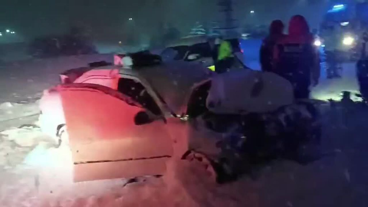 Bitlis'te iki otomobilin çarpıştığı kazada 7 kişi yaralandı