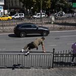 İstanbul'da yayaların bariyer çilesi! Kısa yol için bariyerleri aşıyorlar