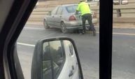 Trafik polisi aracı arızalanan sürücüye yardım eli uzattı