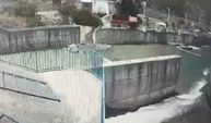 Frenleri boşalan kamyon dereye yuvarlandı