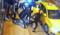 5 kişi binmeye çalıştılar alınmayınca çılgına döndüler! Taksiciye saldırıp aracı tekmeledi