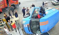 Korkutan kaza kamerada! Kargo aracı otomobilin üzerine devrildi...